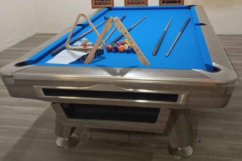 meja billiard komersial