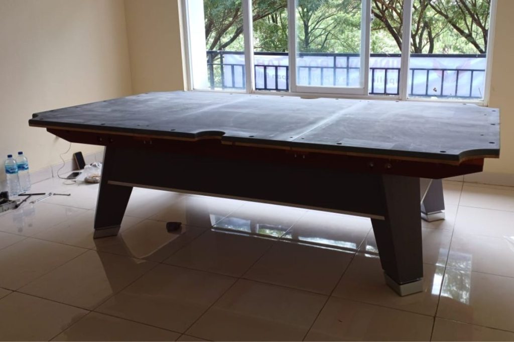 Meja billiard batu hitam